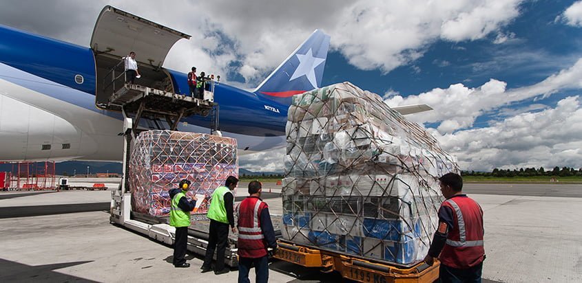 Imagen de un equipo de logística trabajando en una oficina